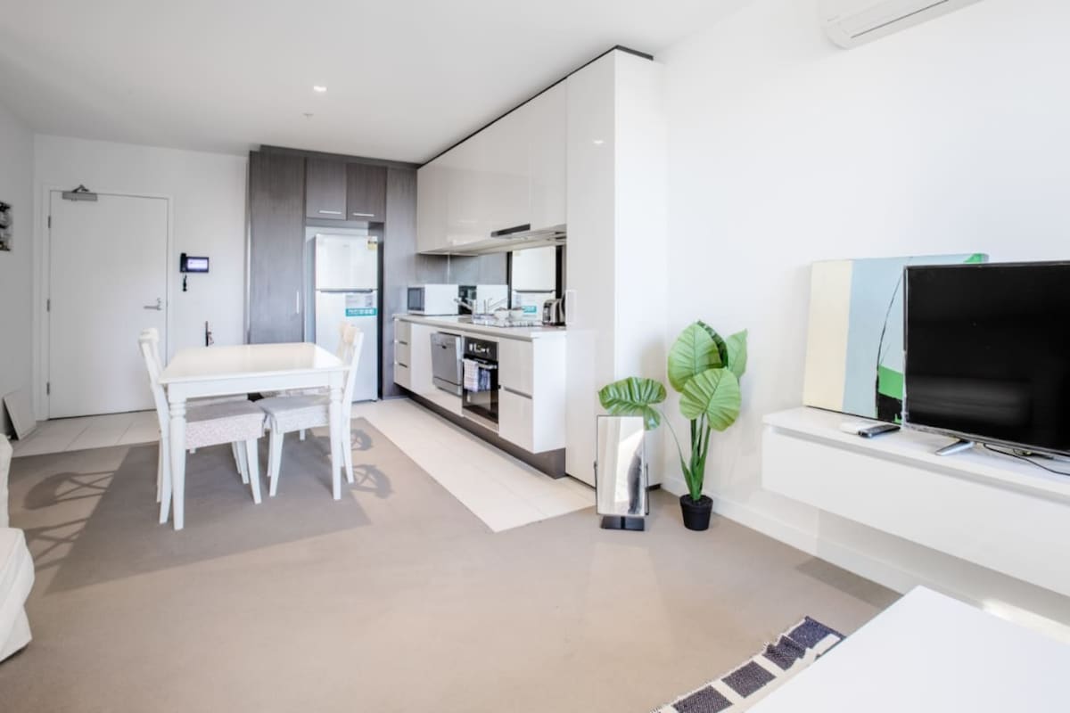Furnished 1 Bedroom Apartment in Melbourne