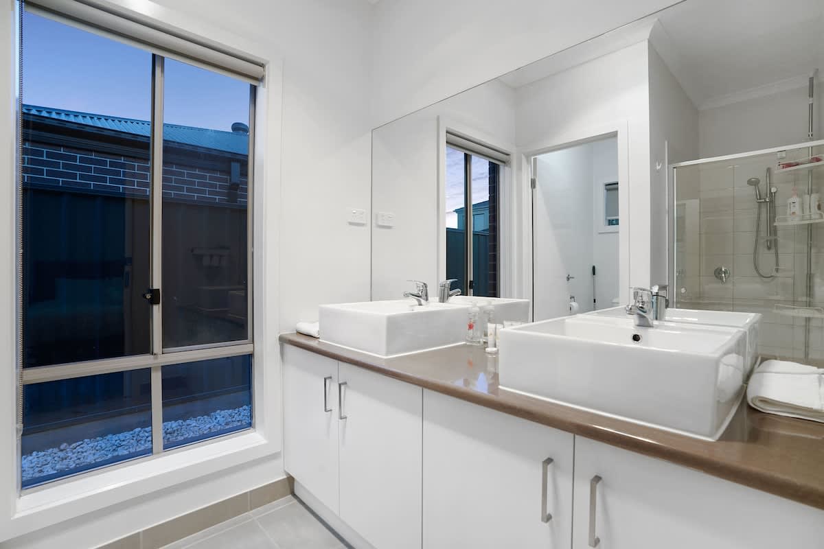 Furnished 4 Bedroom House in Tarneit
