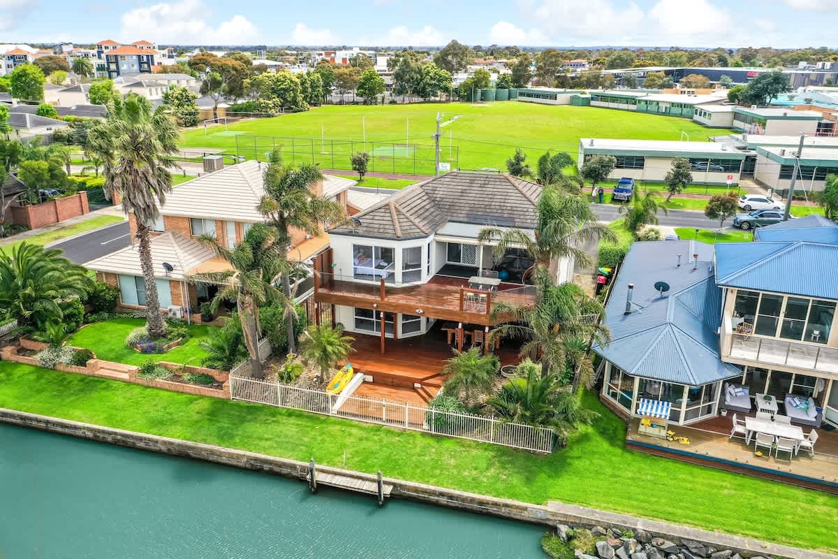 Furnished 4 Bedroom Villa in Patterson Lakes