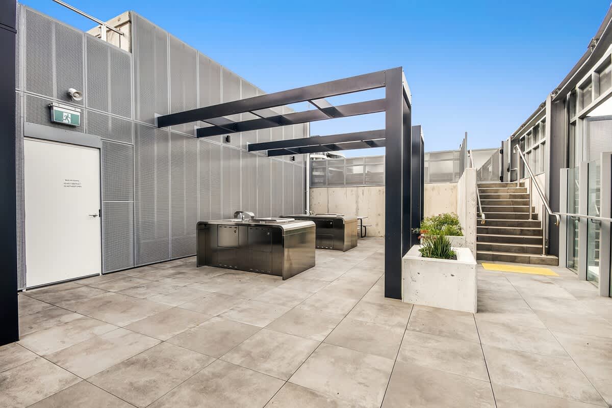 Furnished 3 Bedroom Apartment in Footscray