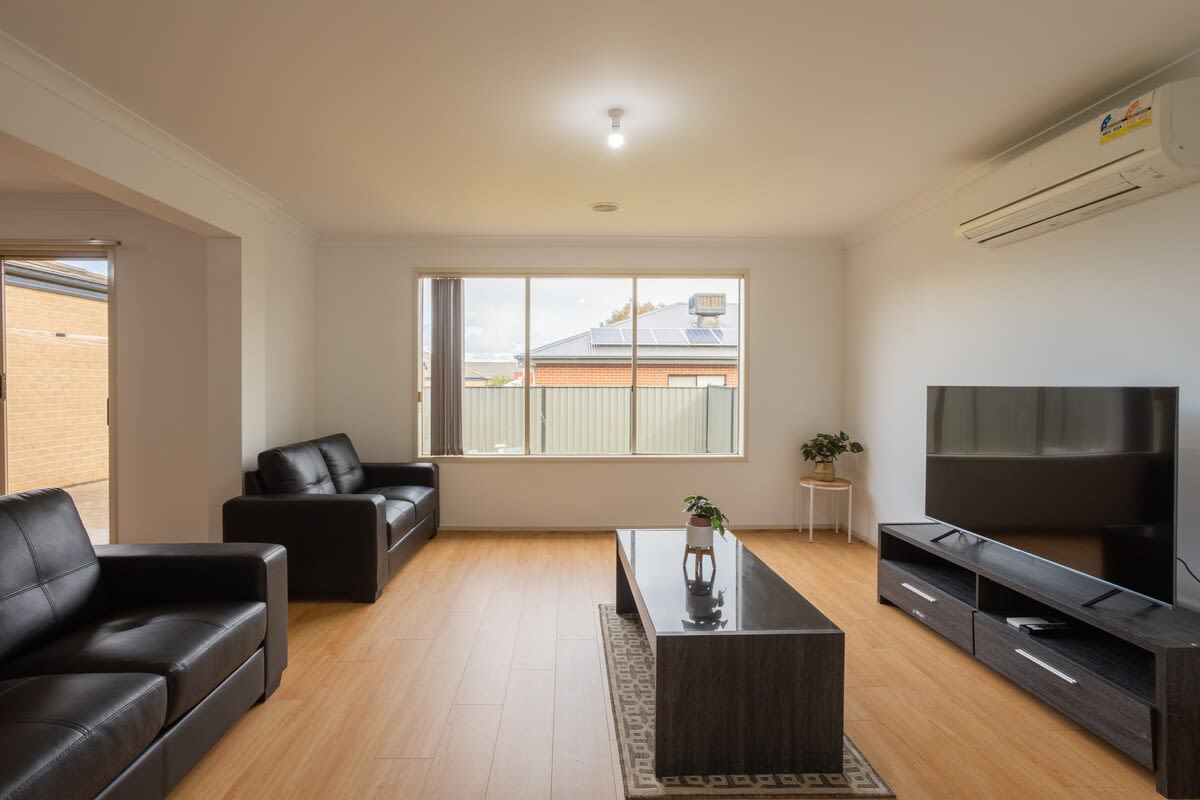 Furnished 4 Bedroom House in Tarneit