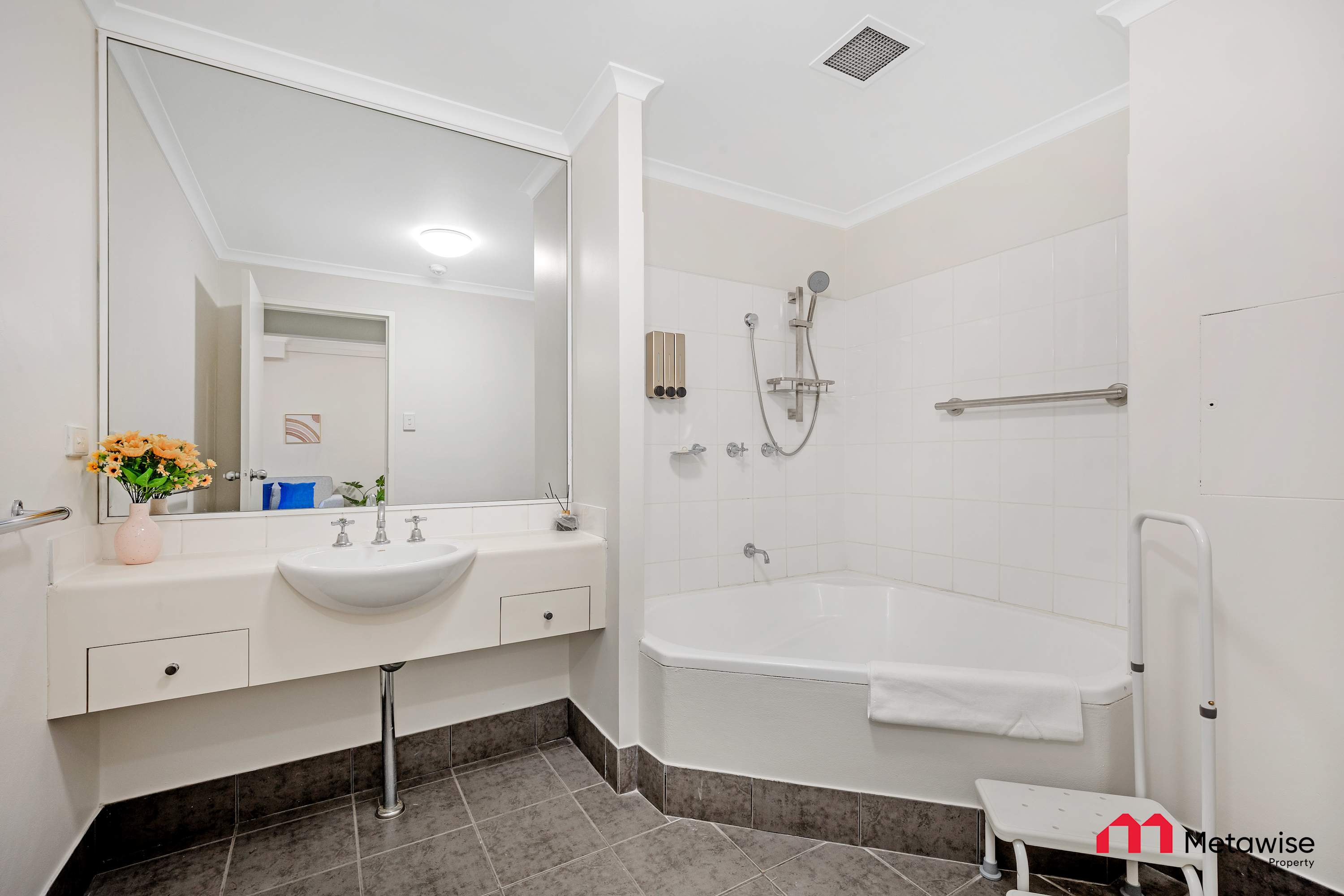 Furnished 1 Bedroom Apartment in Camperdown