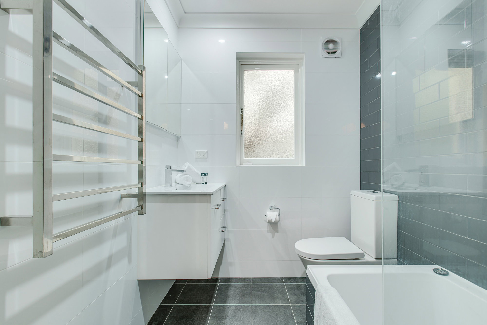 Furnished 2 Bedroom Apartment in Neutral Bay