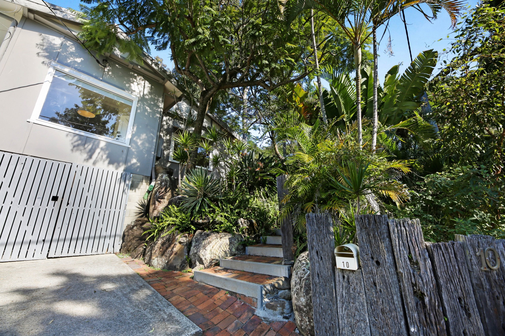 Furnished 2 Bedroom House in Burleigh Heads