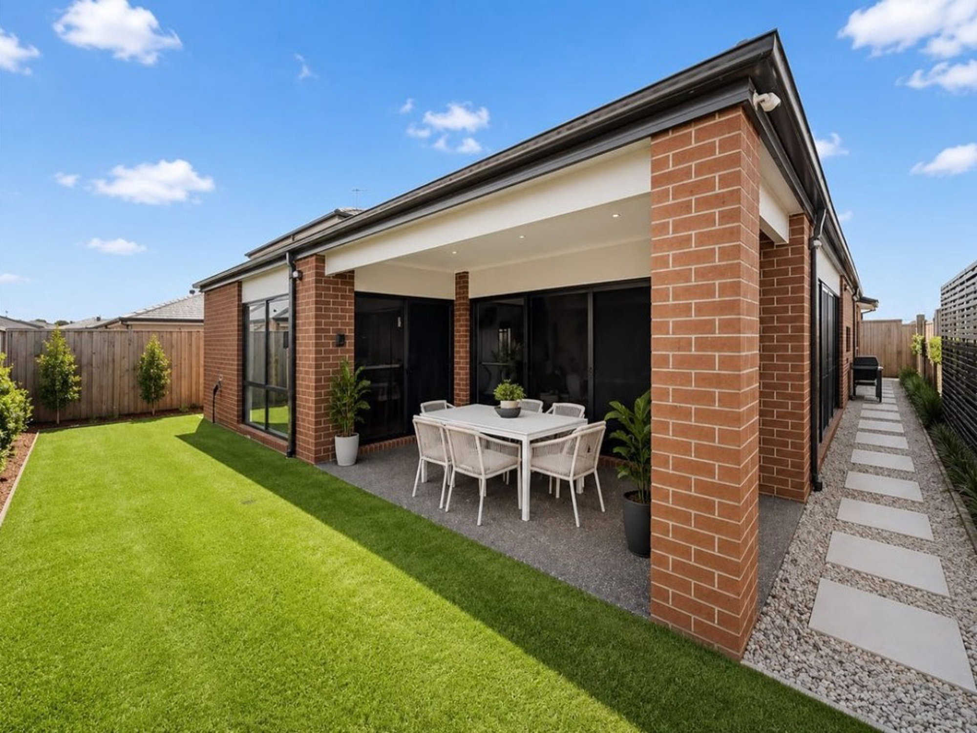 Furnished 4 Bedroom House in Manor Lakes