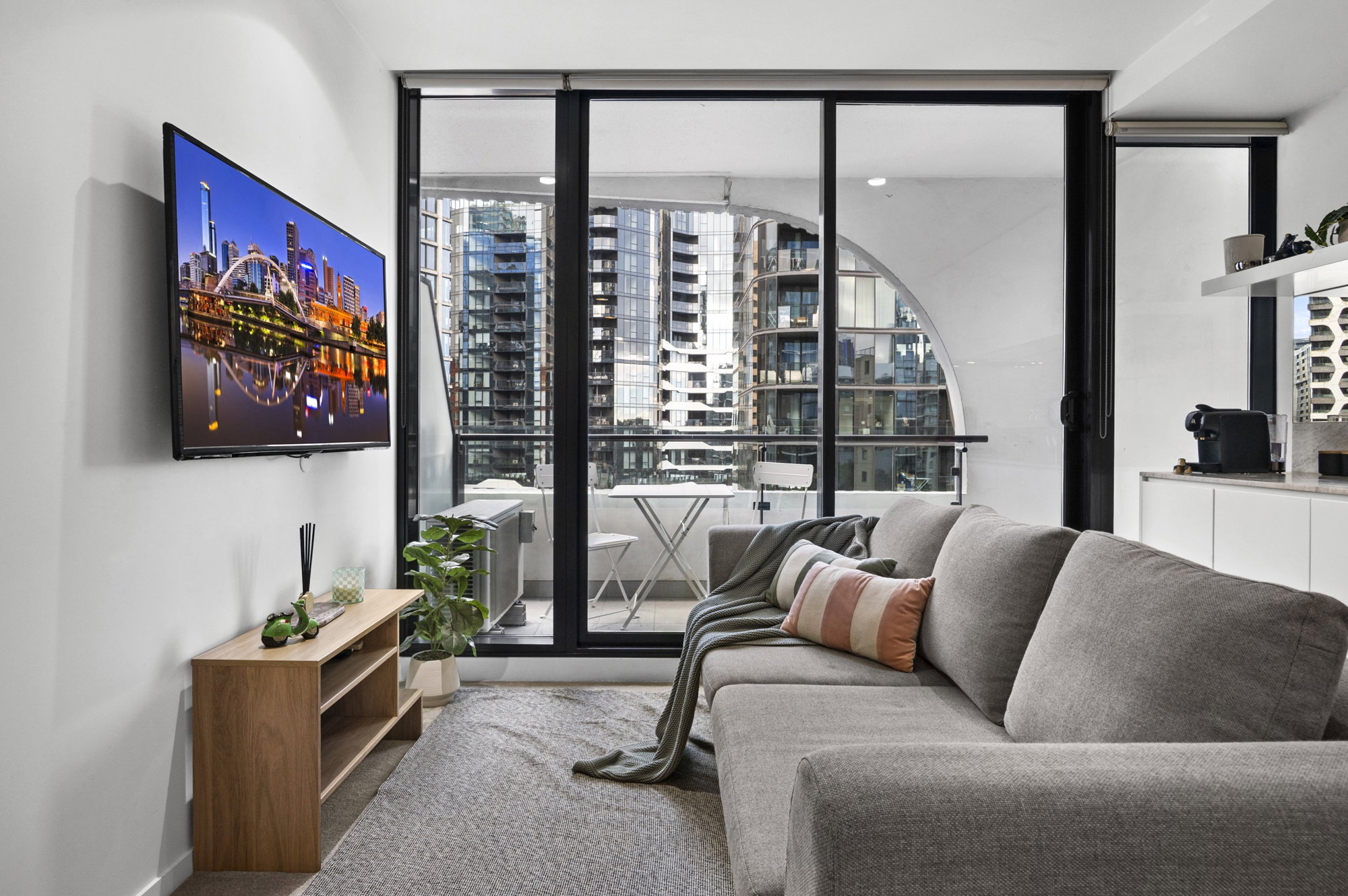 Furnished 2 Bedroom Apartment in Melbourne
