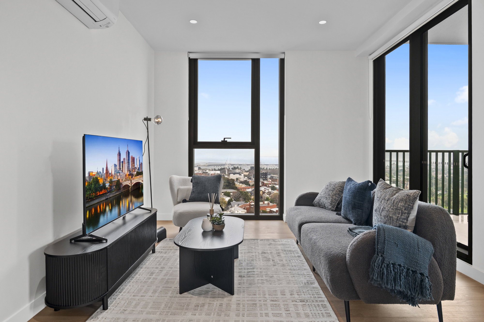 Furnished 3 Bedroom Apartment in St Kilda