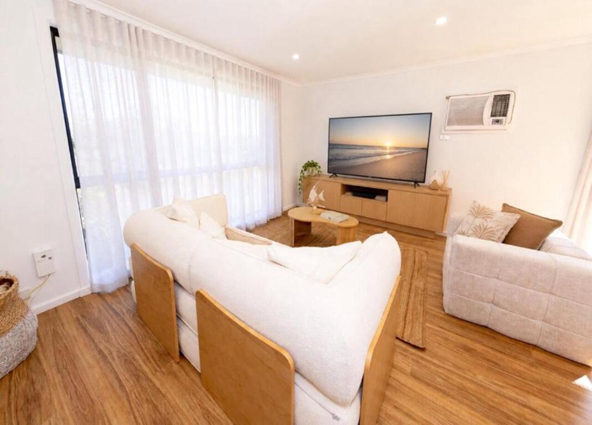 Furnished 4 Bedroom House in Forresters Beach