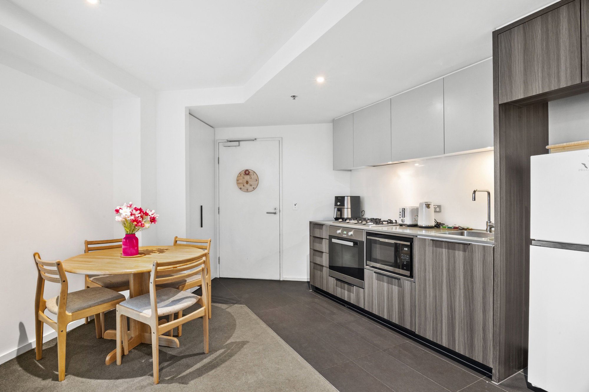 Furnished 2 Bedroom Apartment in Docklands