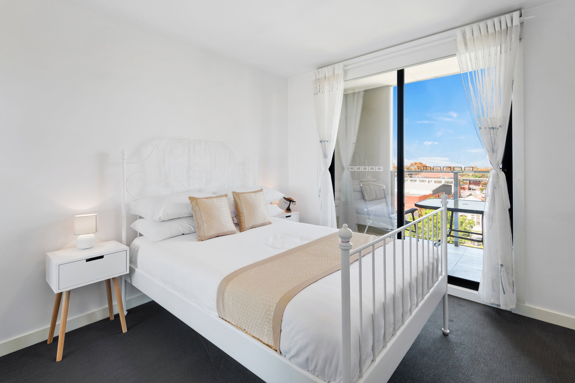 Furnished 2 Bedroom Apartment in Sunshine