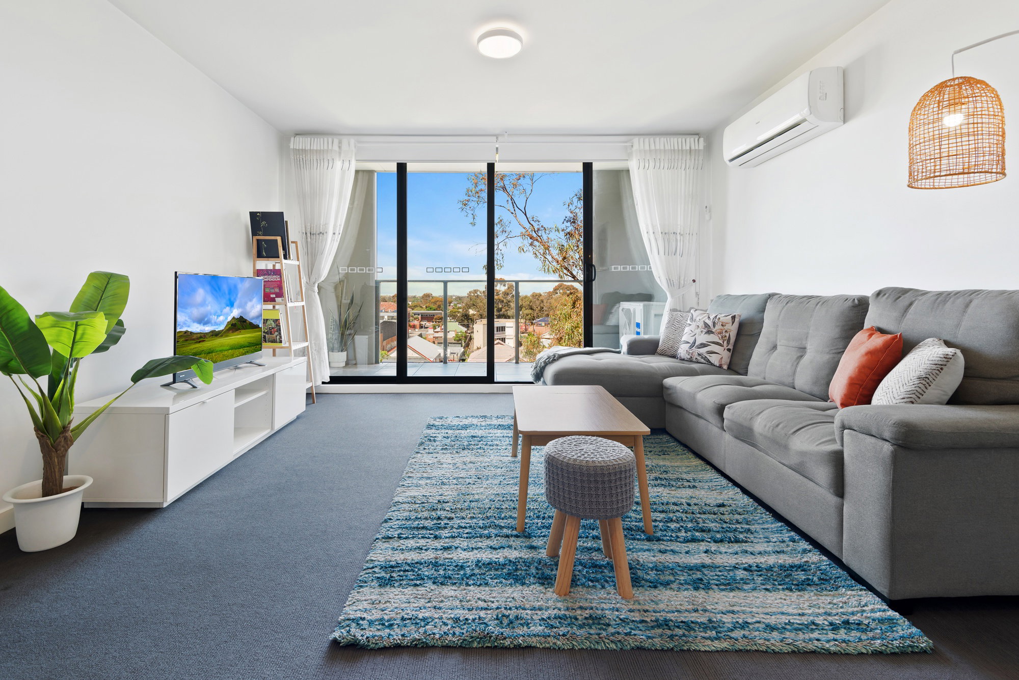 Furnished 2 Bedroom Apartment in Sunshine