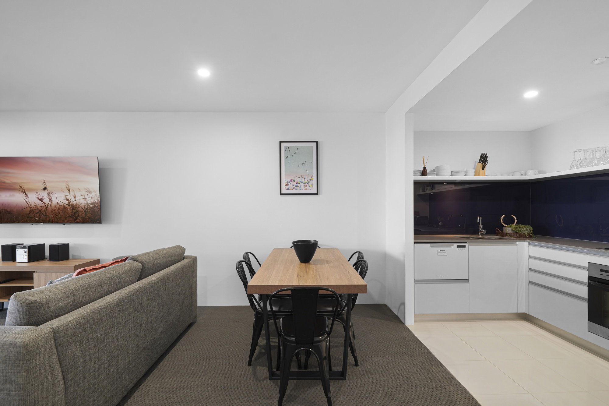 Furnished 2 Bedroom Apartment in Surfers Paradise