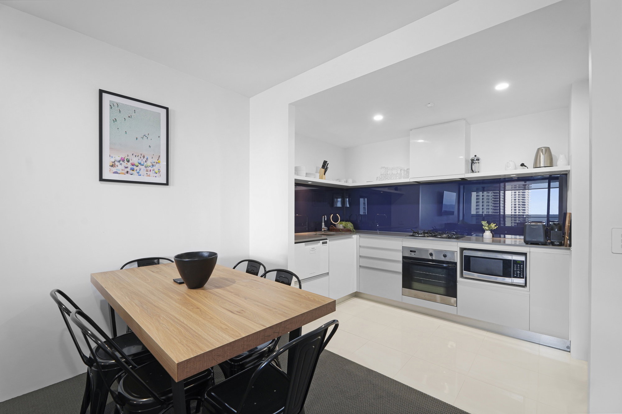 Furnished 2 Bedroom Apartment in Surfers Paradise