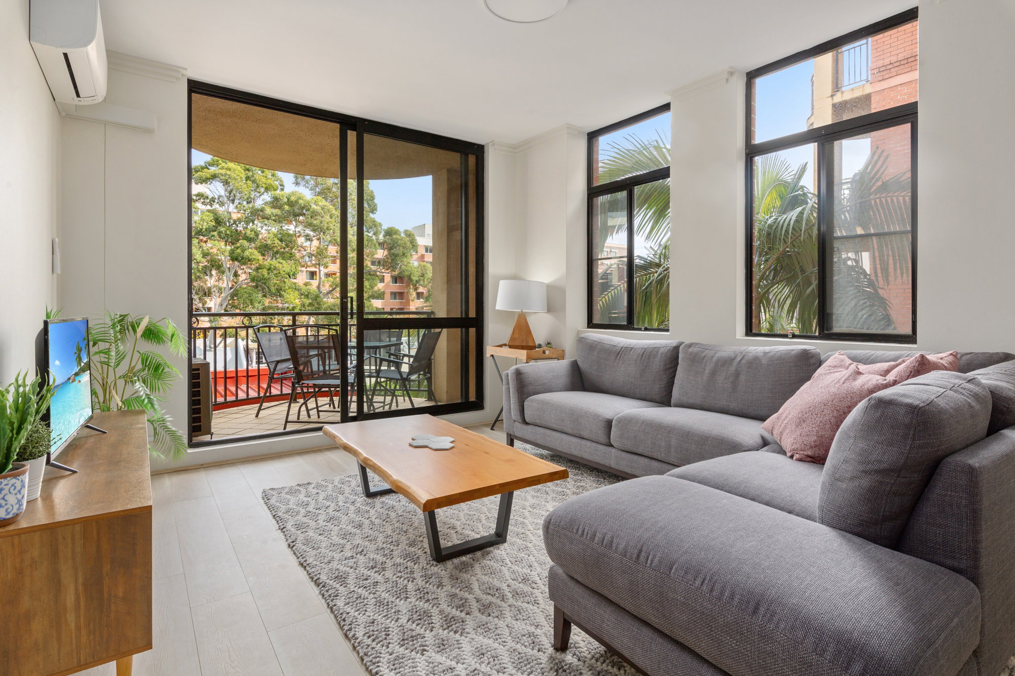 Furnished 2 Bedroom Apartment in Pyrmont