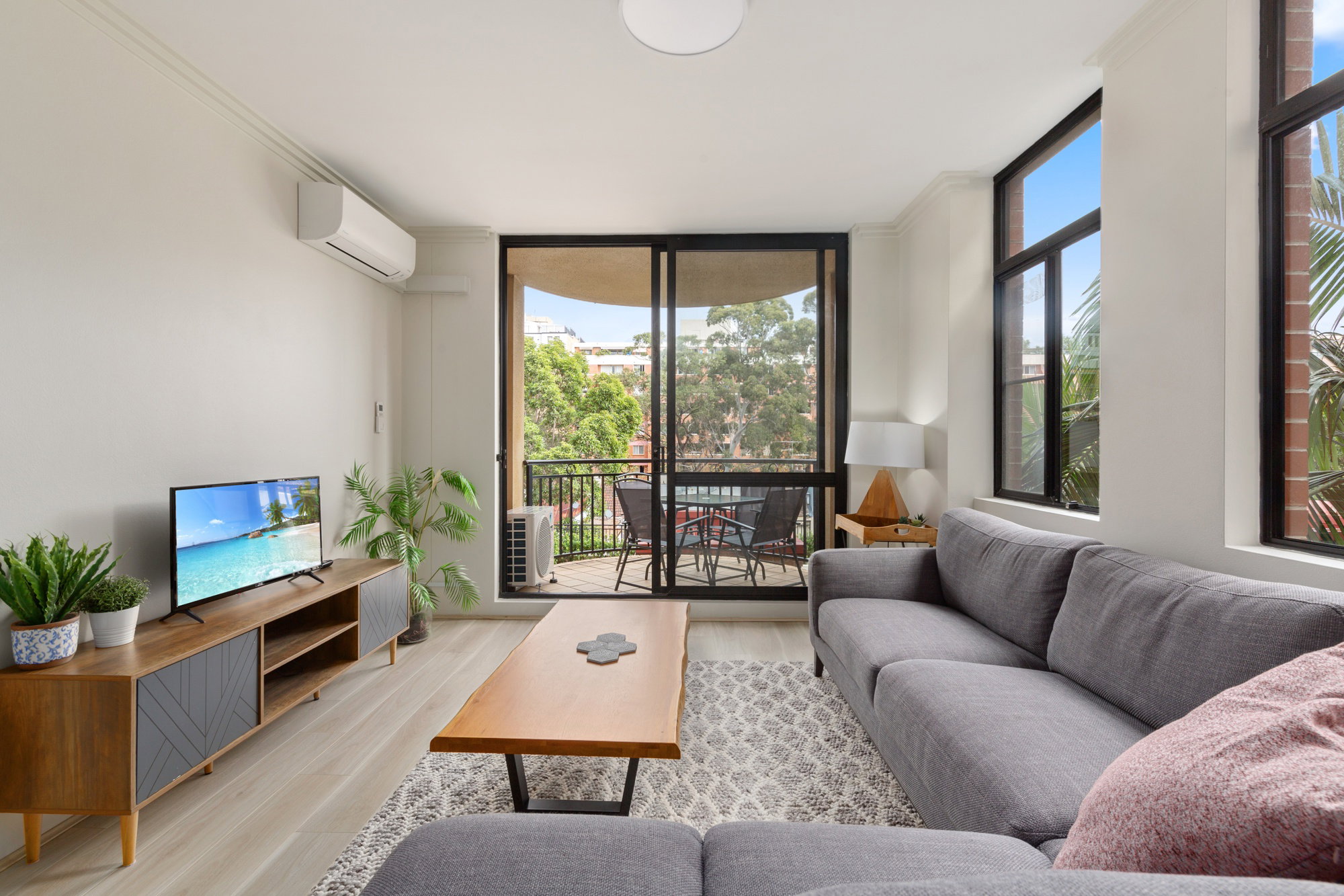 Furnished 2 Bedroom Apartment in Pyrmont