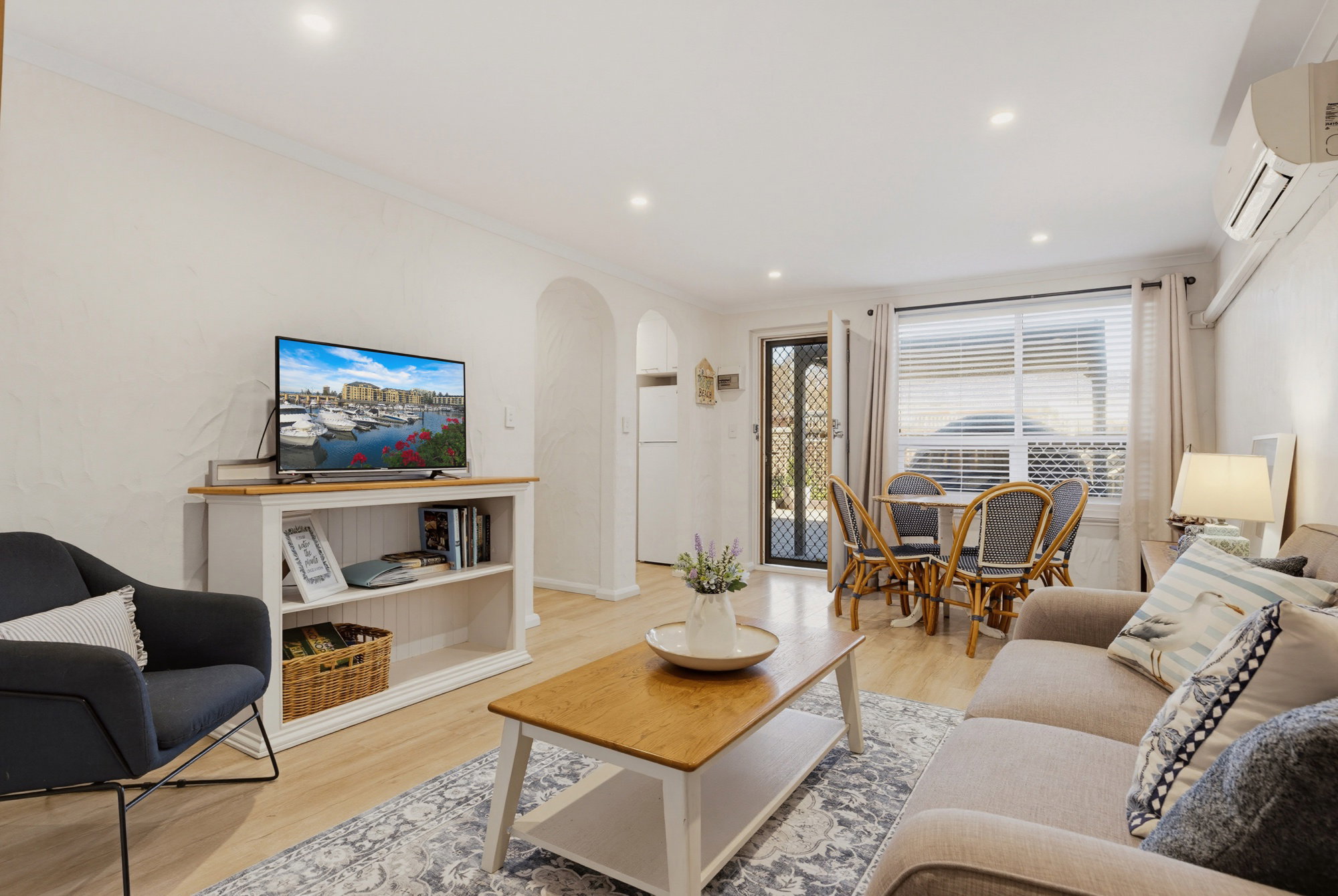 Furnished 2 Bedroom Apartment in Glenelg North