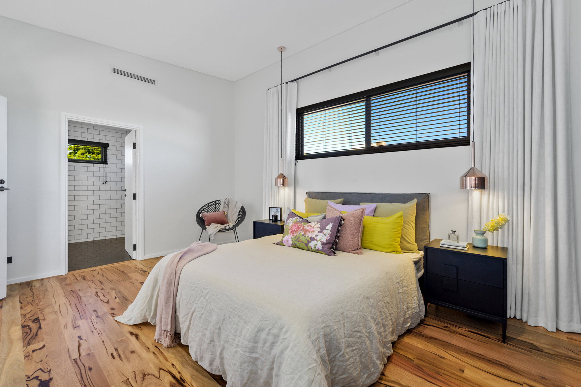 Furnished 3 Bedroom Apartment in Collingwood