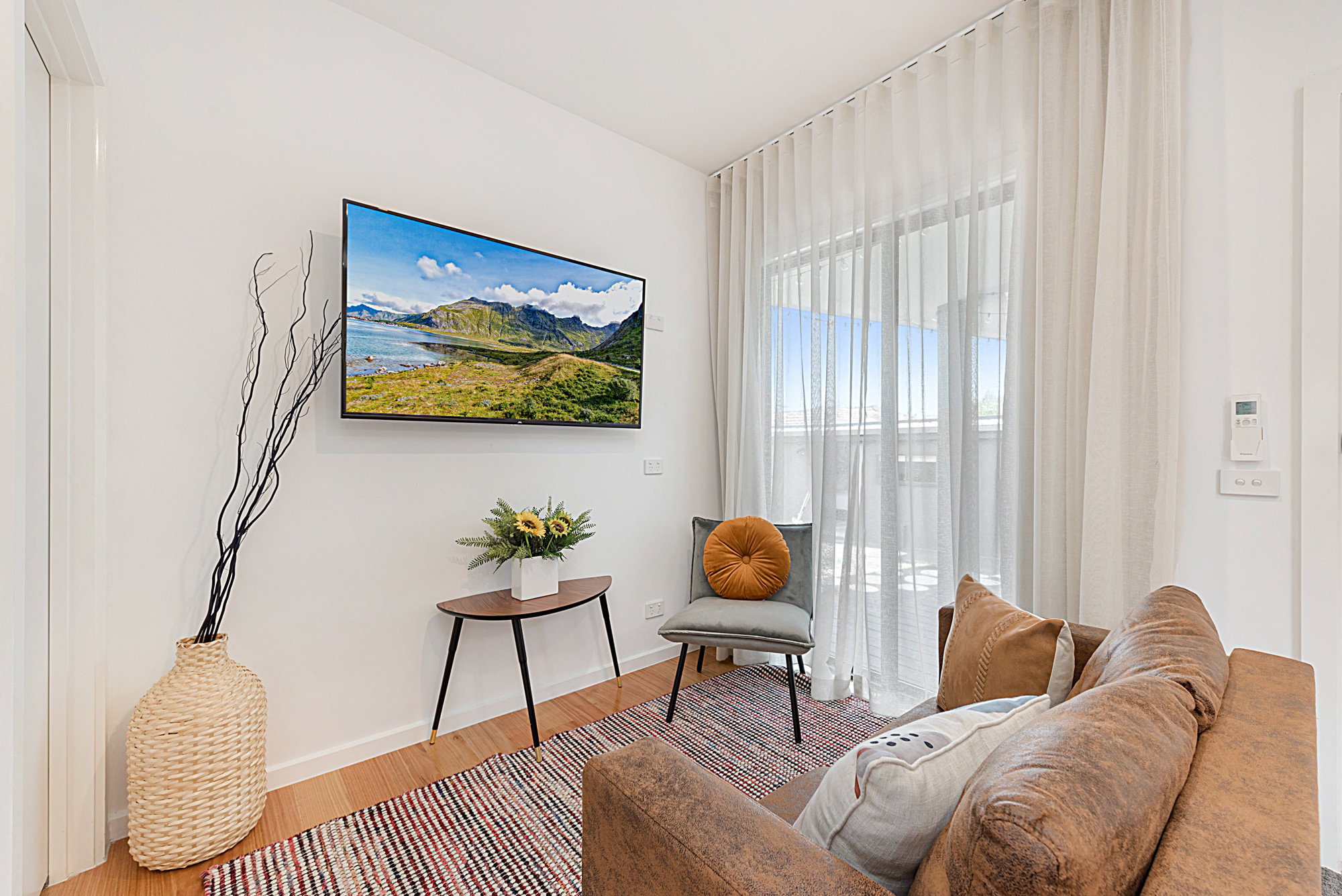 Furnished 3 Bedroom Apartment in Carnegie