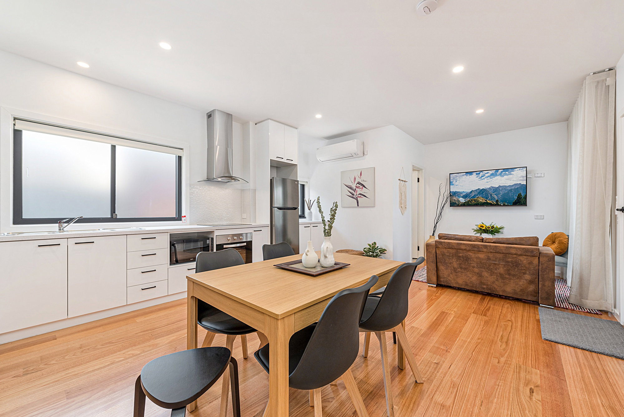 Furnished 3 Bedroom Apartment in Carnegie