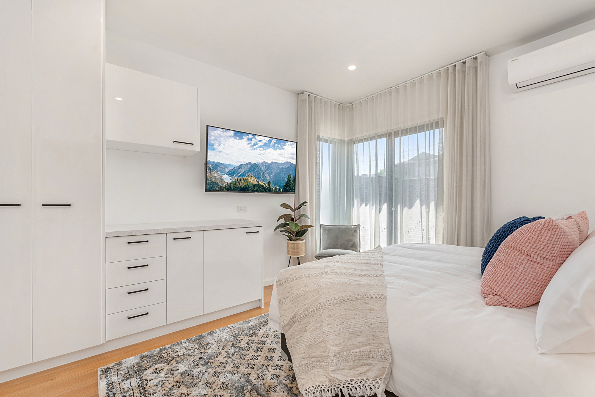 Furnished 3 Bedroom Apartment in Carnegie