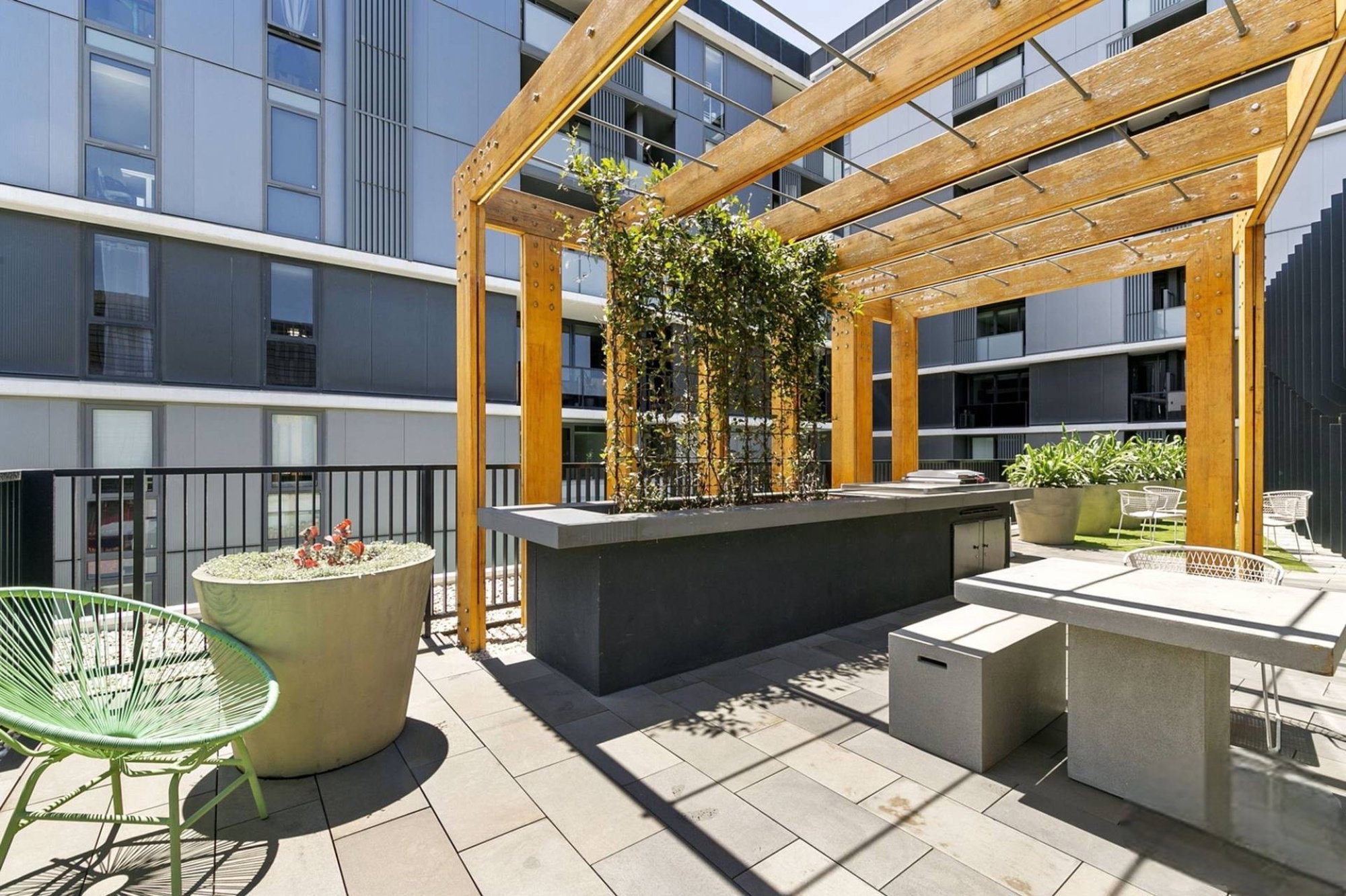Furnished 2 Bedroom Apartment in Parkdale