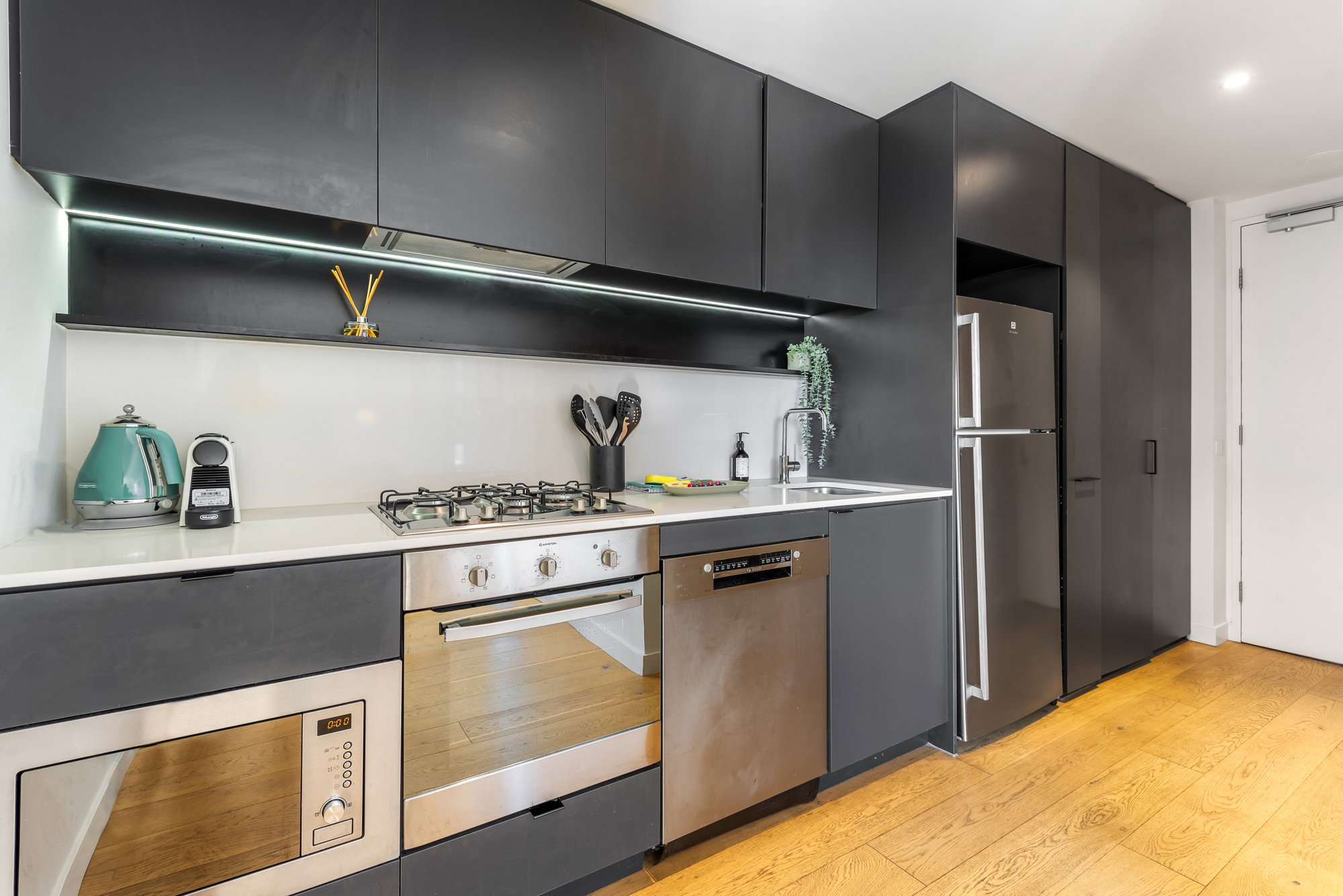 Furnished 2 Bedroom Apartment in Parkdale