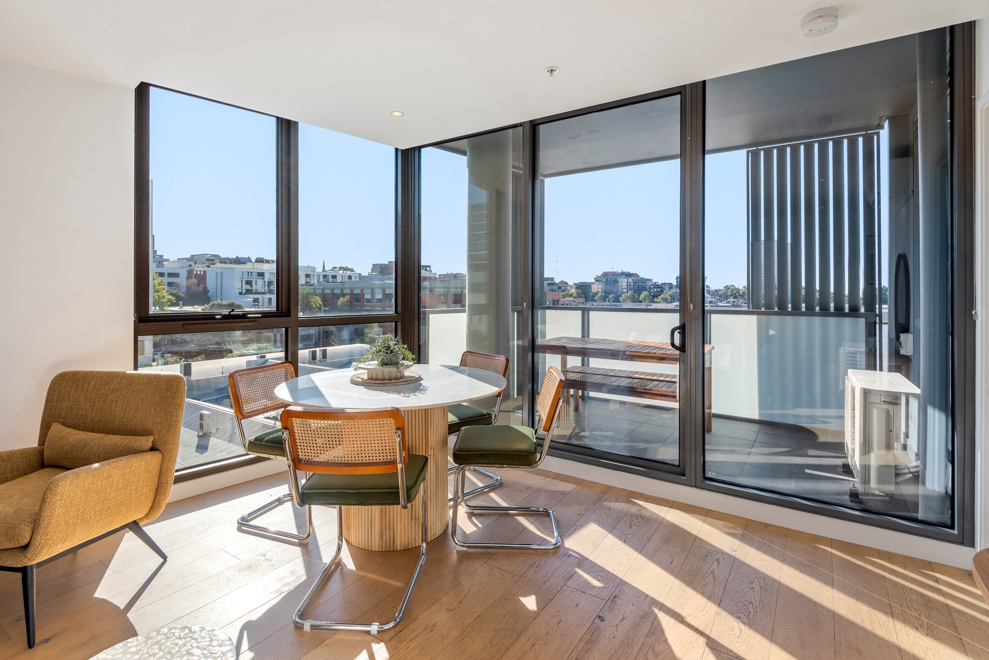 Furnished 2 Bedroom Apartment in Parkdale