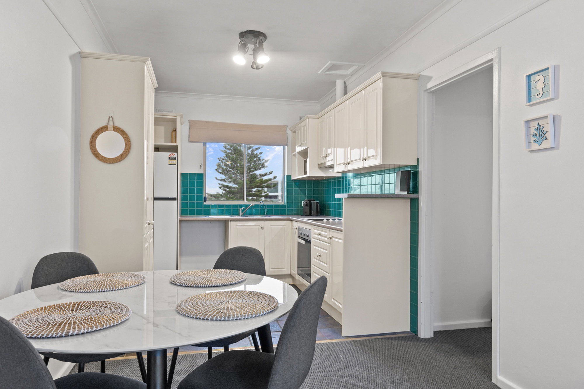Furnished 2 Bedroom Apartment in Glenelg North