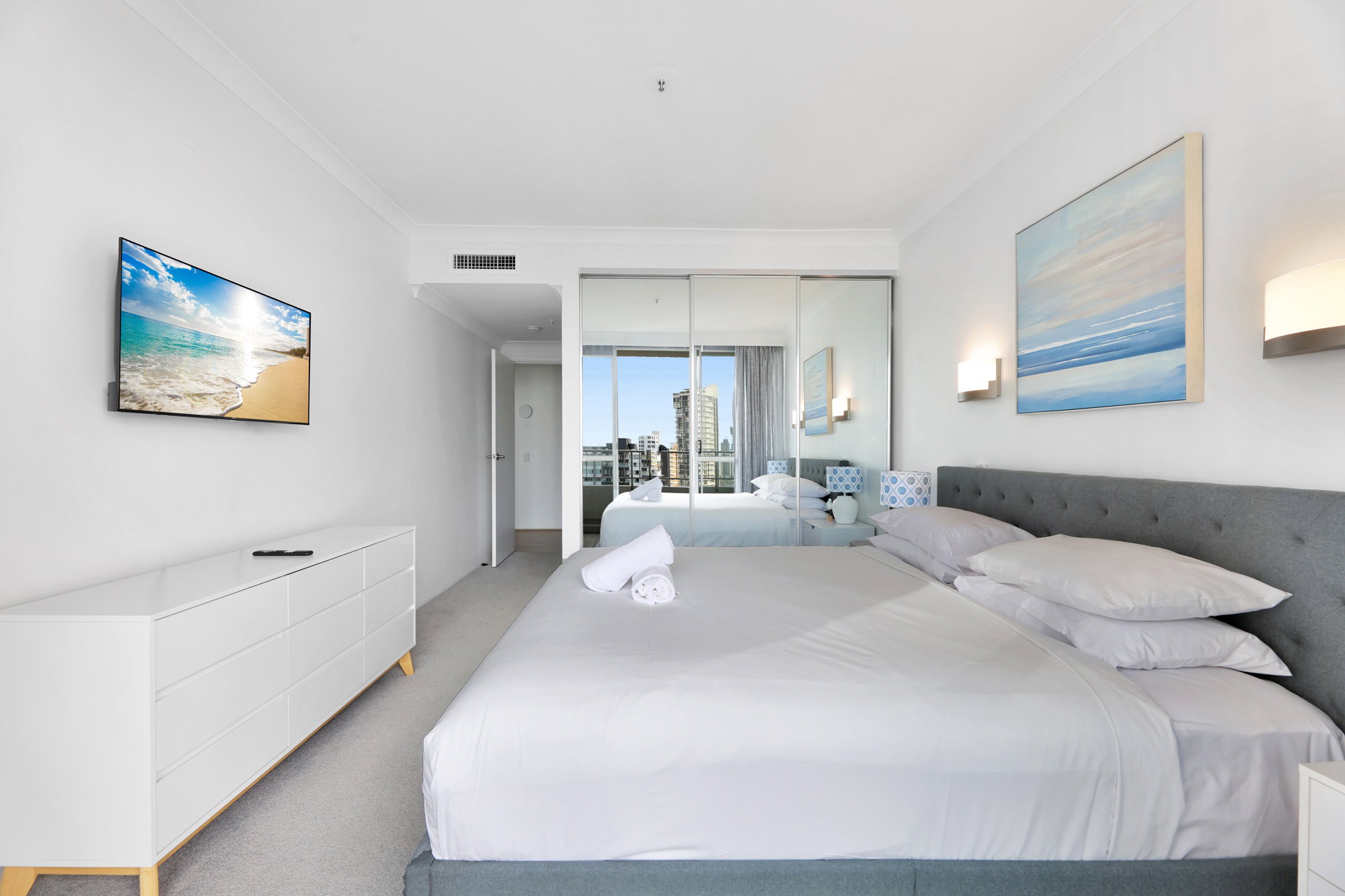 Furnished 2 Bedroom Apartment in Surfers Paradise
