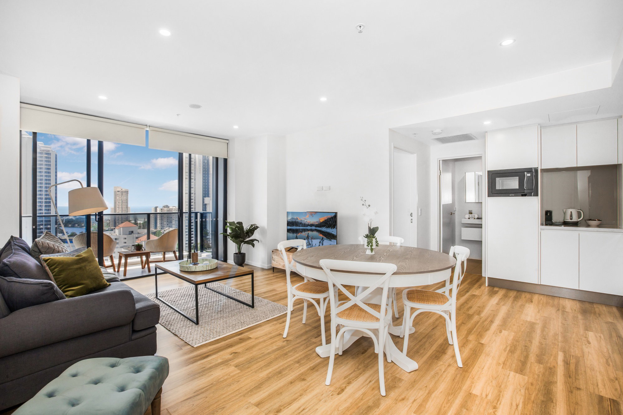 Furnished 2 Bedroom Apartment in Surfers Paradise