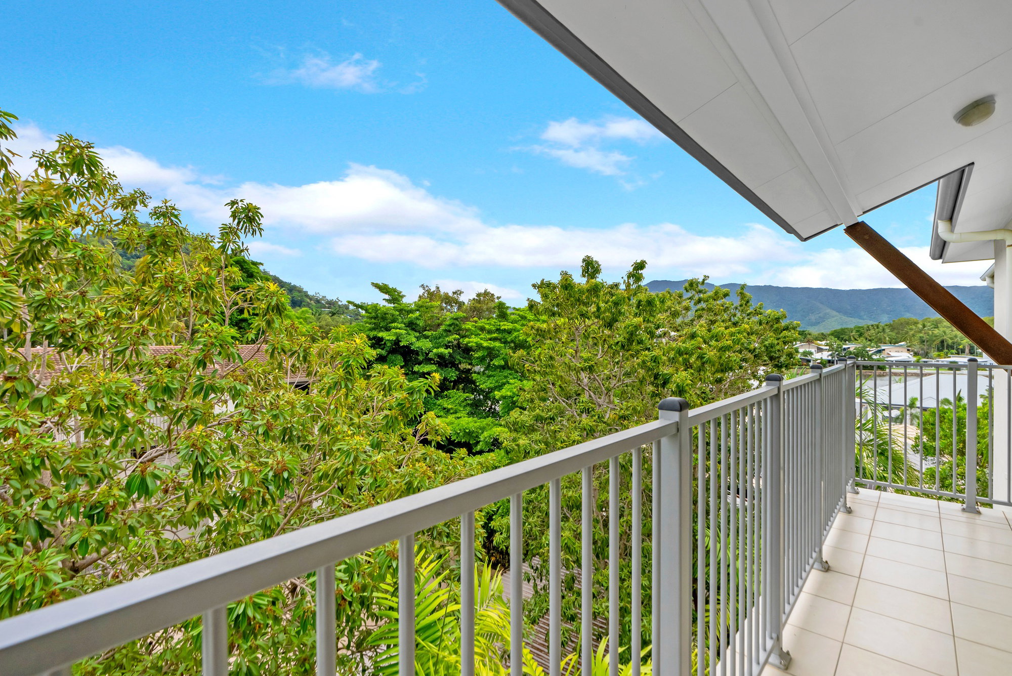 Furnished 2 Bedroom Apartment in Trinity Beach