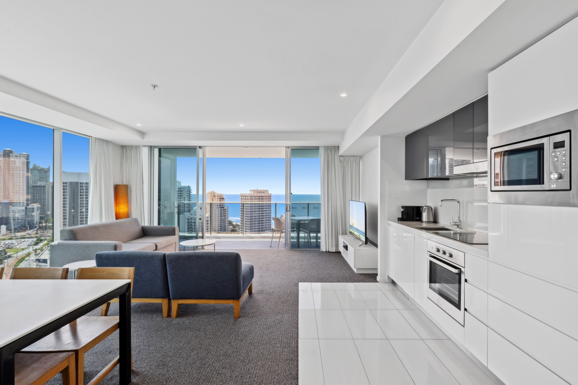 Furnished 2 Bedroom Apartment in Surfers Paradise