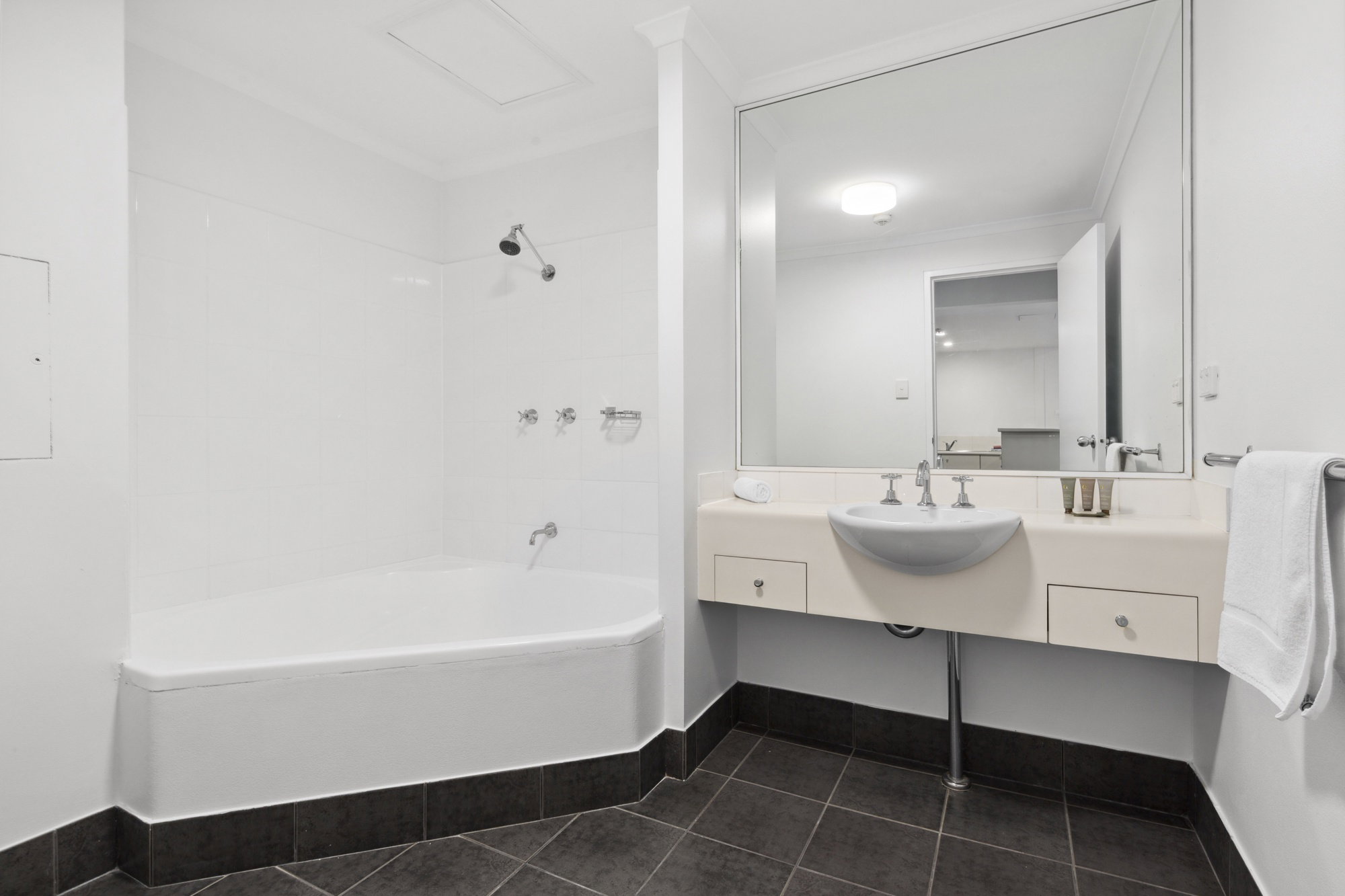 Furnished 1 Bedroom Apartment in Camperdown