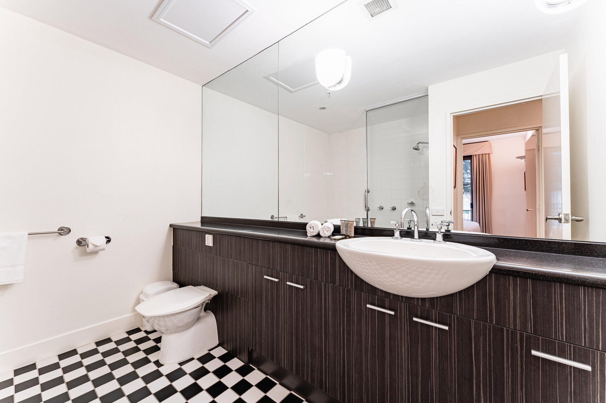 Furnished 1 Bedroom Apartment in East Melbourne
