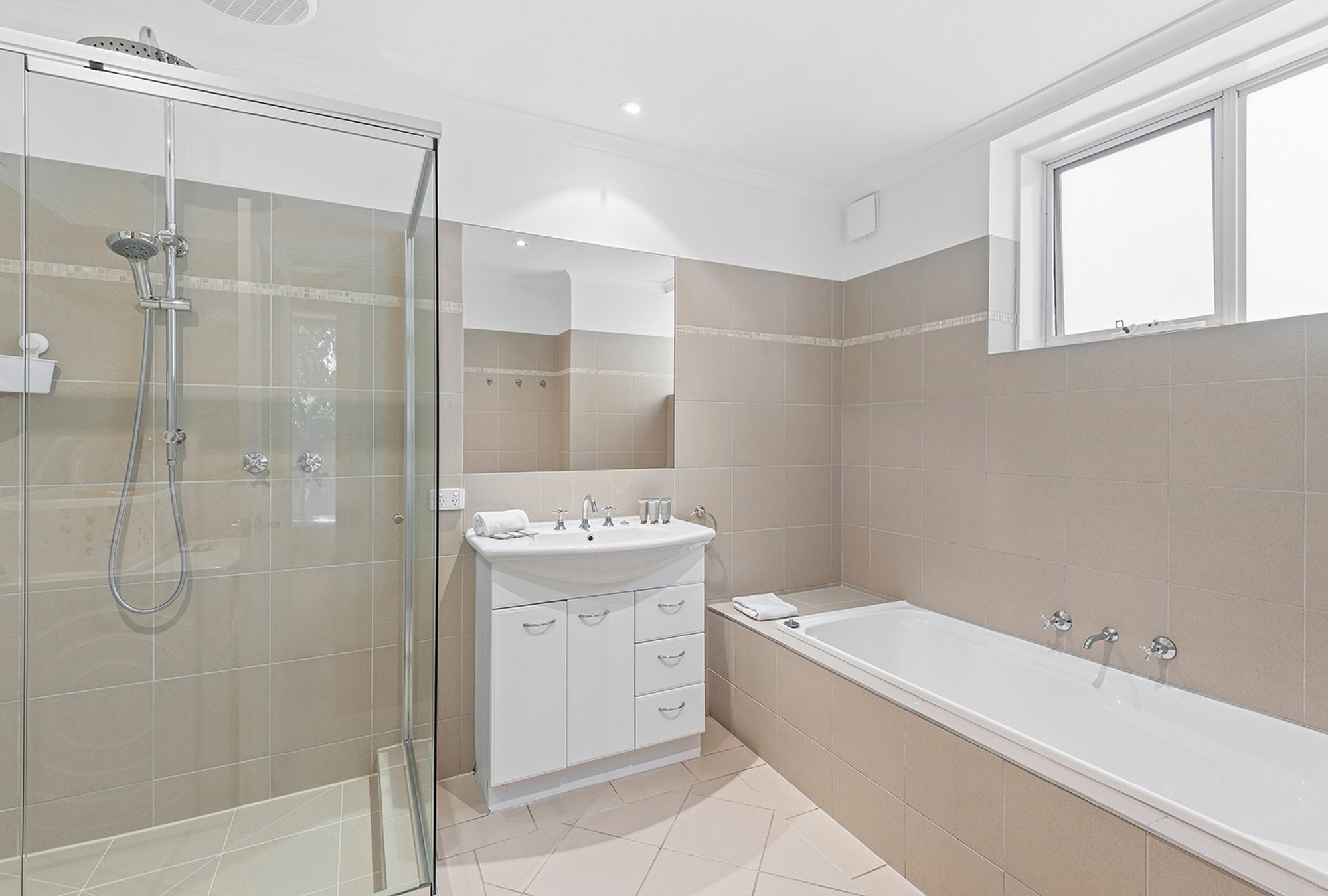 Furnished 3 Bedroom Apartment in Toorak