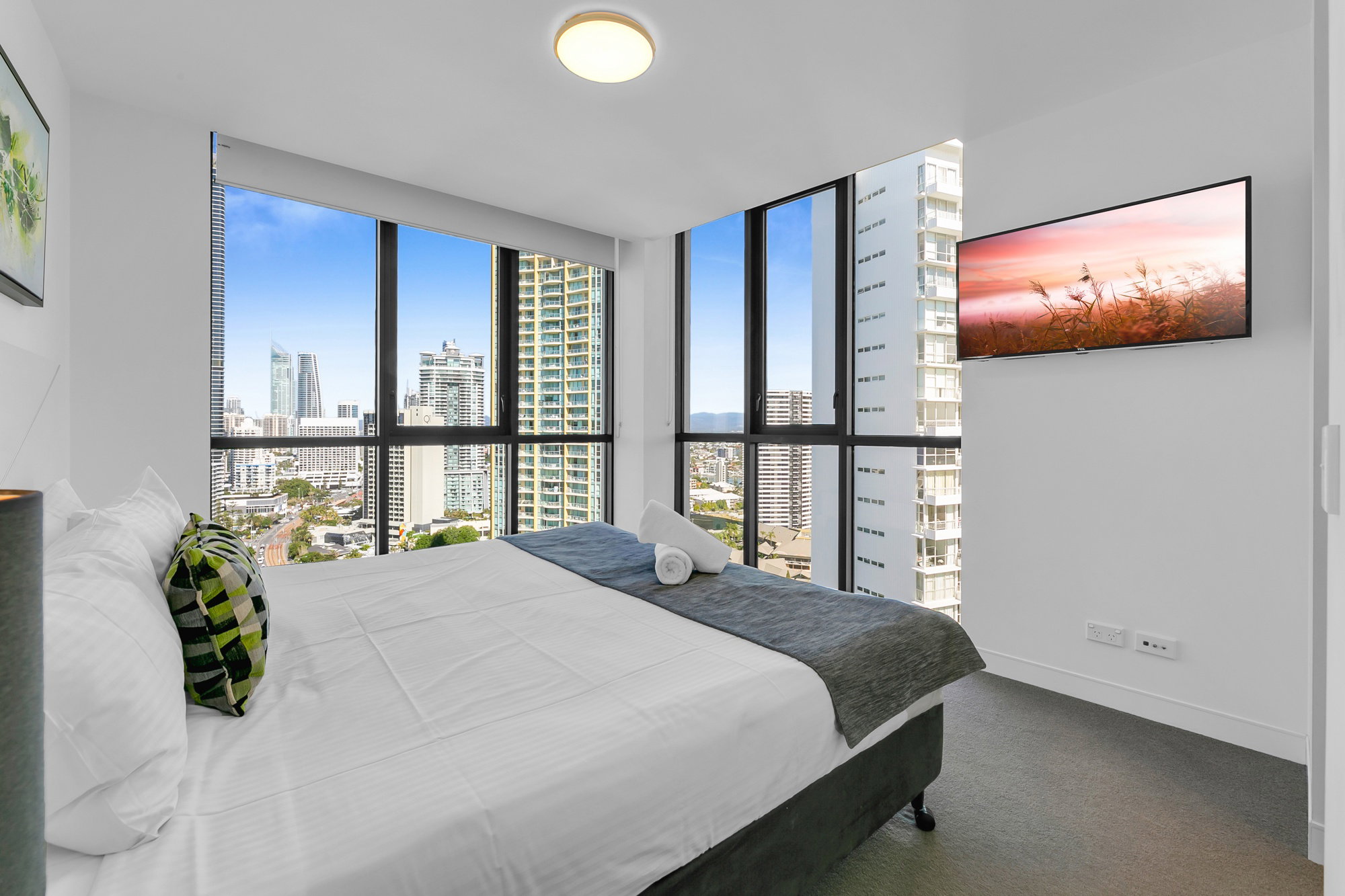 Furnished 2 Bedroom Apartment in Surfers Paradise