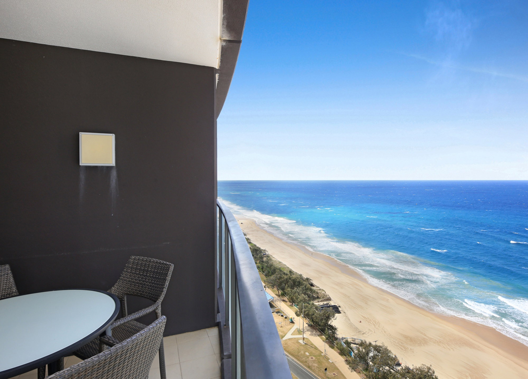 Furnished 2 Bedroom Apartment in Surfers Paradise