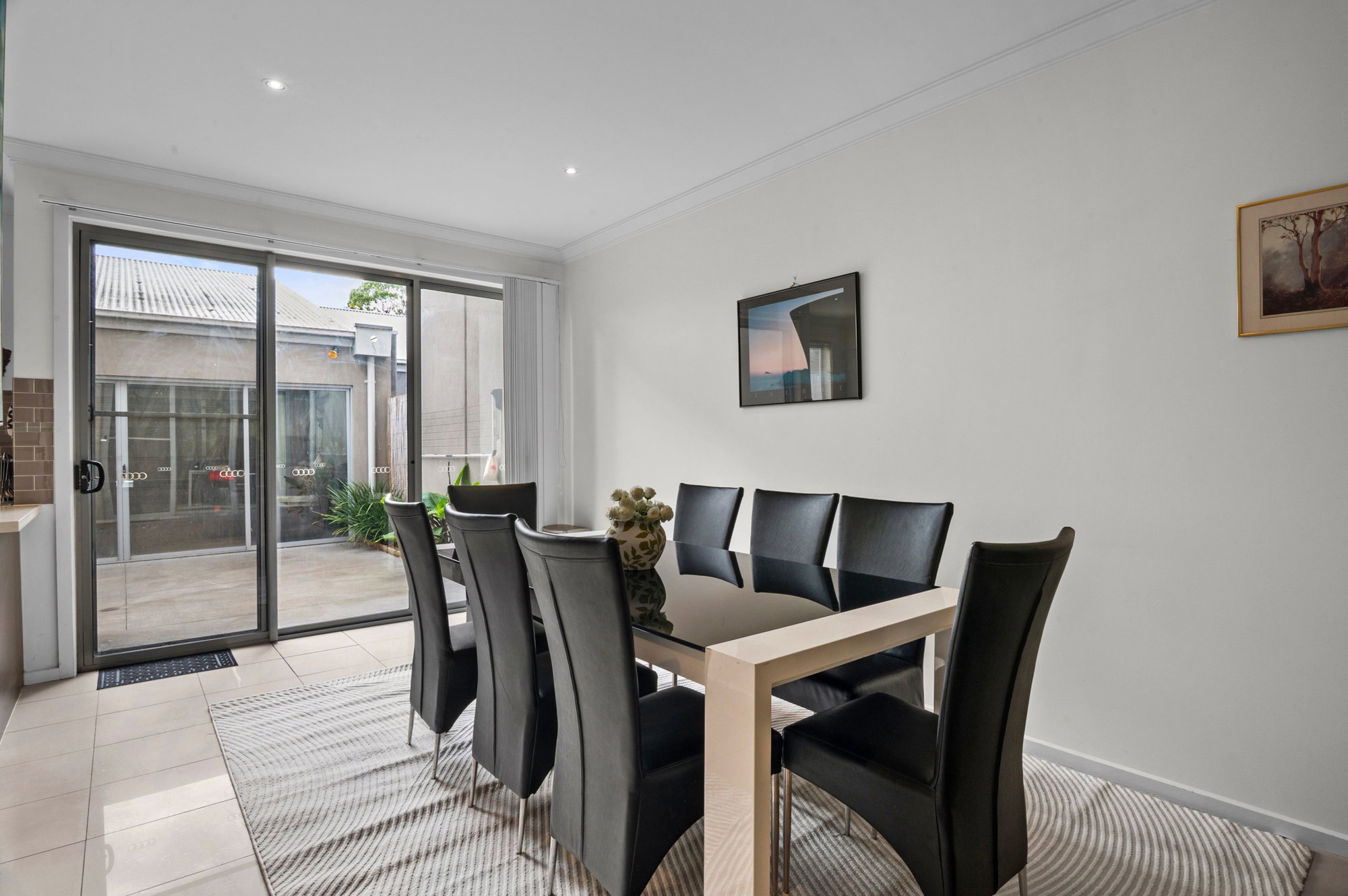 Furnished 3 Bedroom Apartment in Coburg
