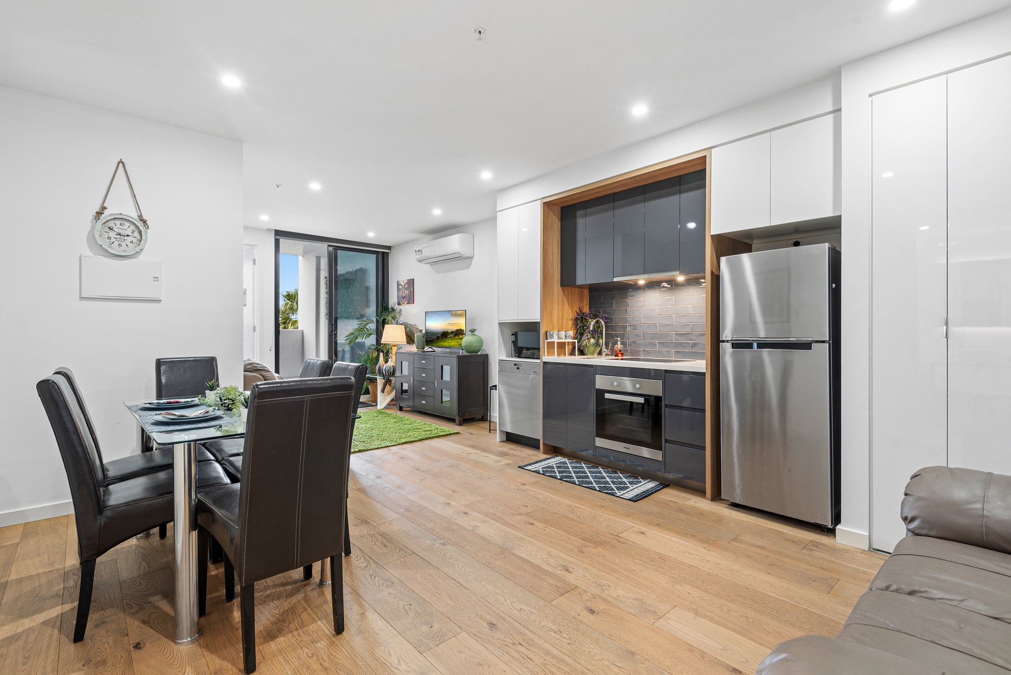 Furnished 2 Bedroom Apartment in Surrey Hills
