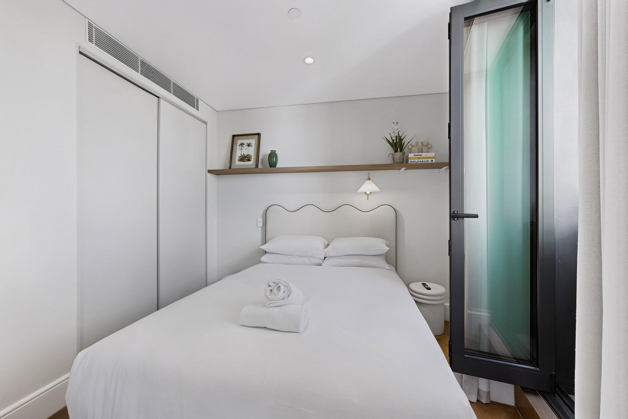 Furnished 1 Bedroom Apartment in Potts Point