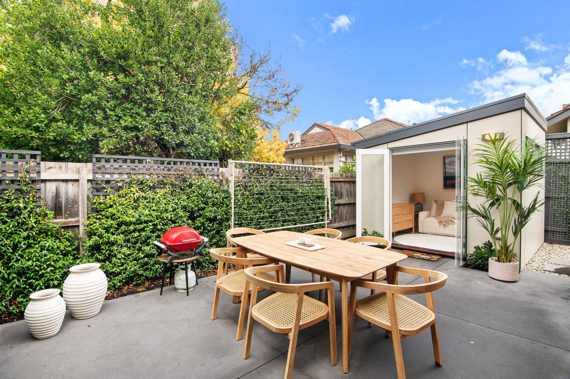 Furnished 1 Bedroom House in Kew East