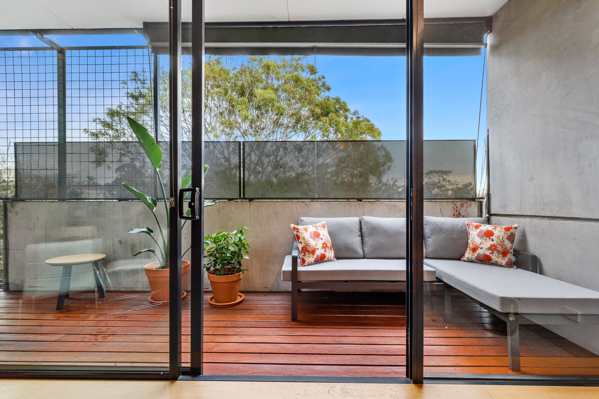 Furnished 2 Bedroom Apartment in St Kilda