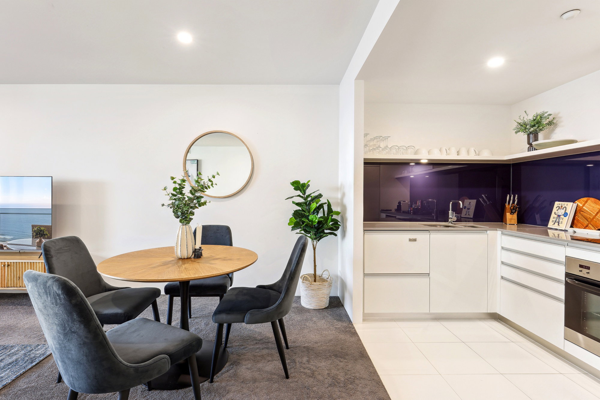 Furnished 2 Bedroom Apartment in Surfers Paradise