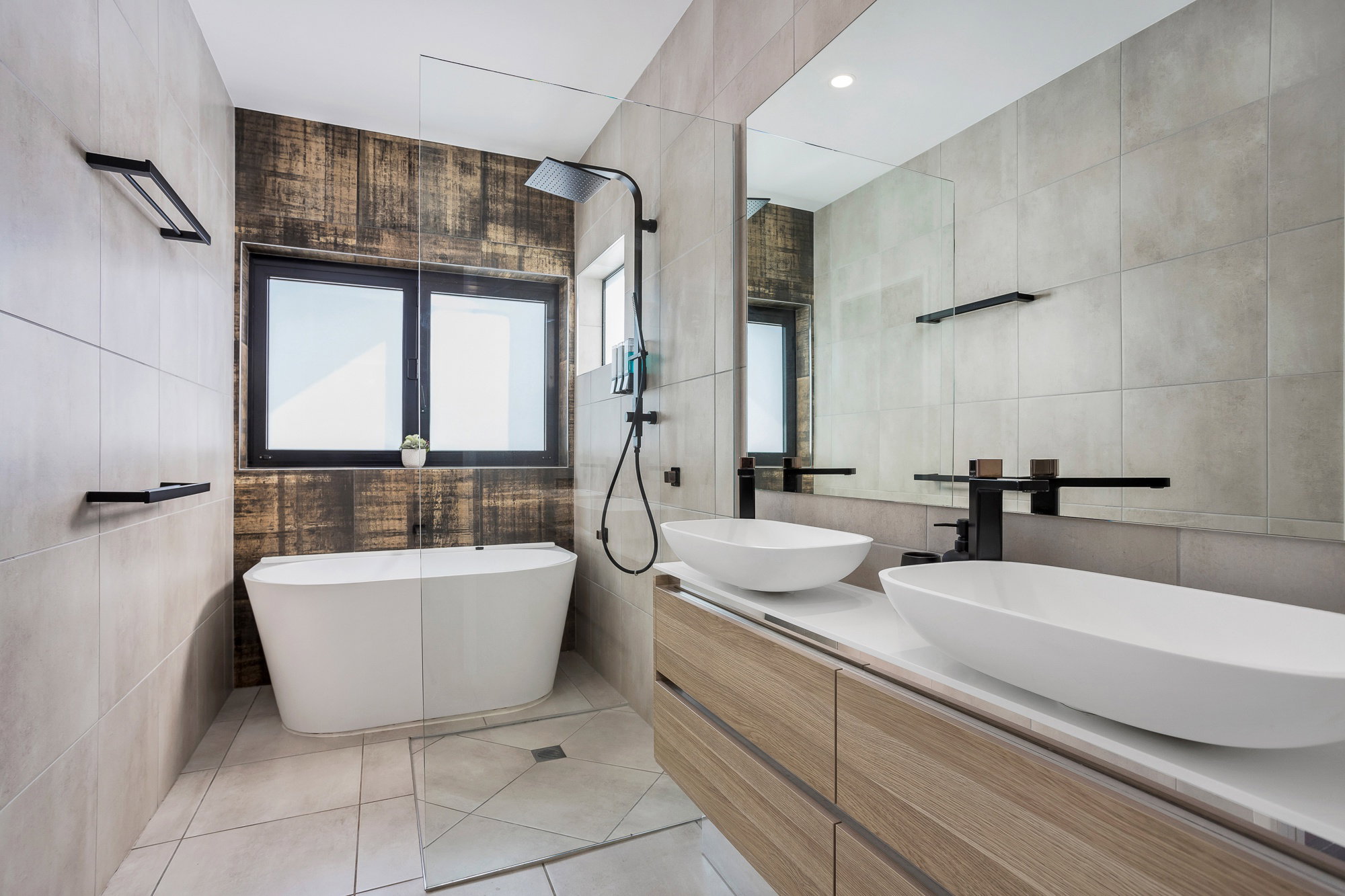 Furnished 4 Bedroom Apartment in Cairns North