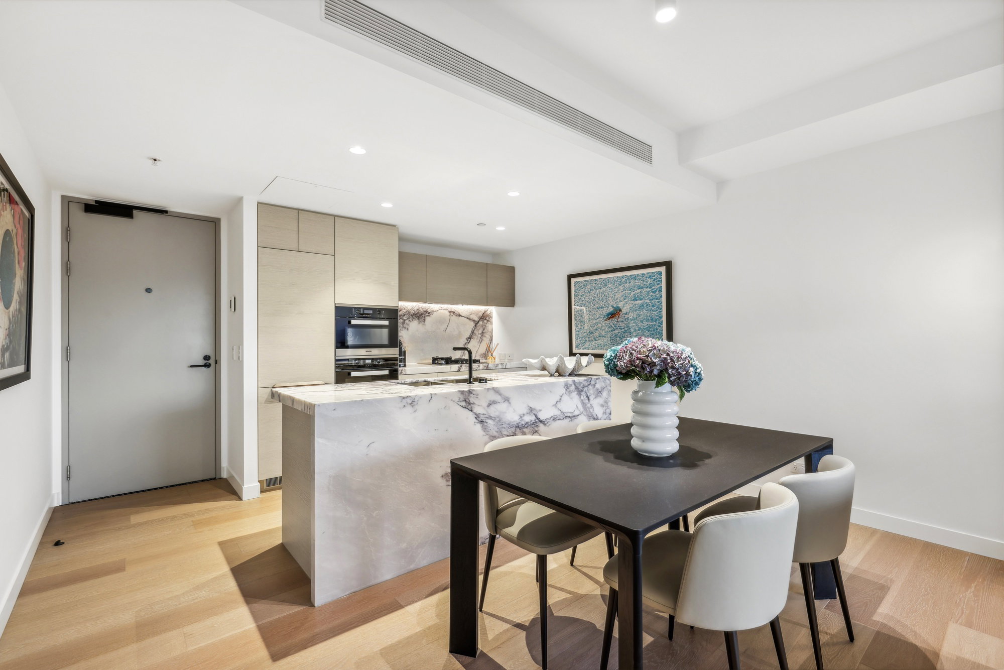 Furnished 2 Bedroom Apartment in Surfers Paradise