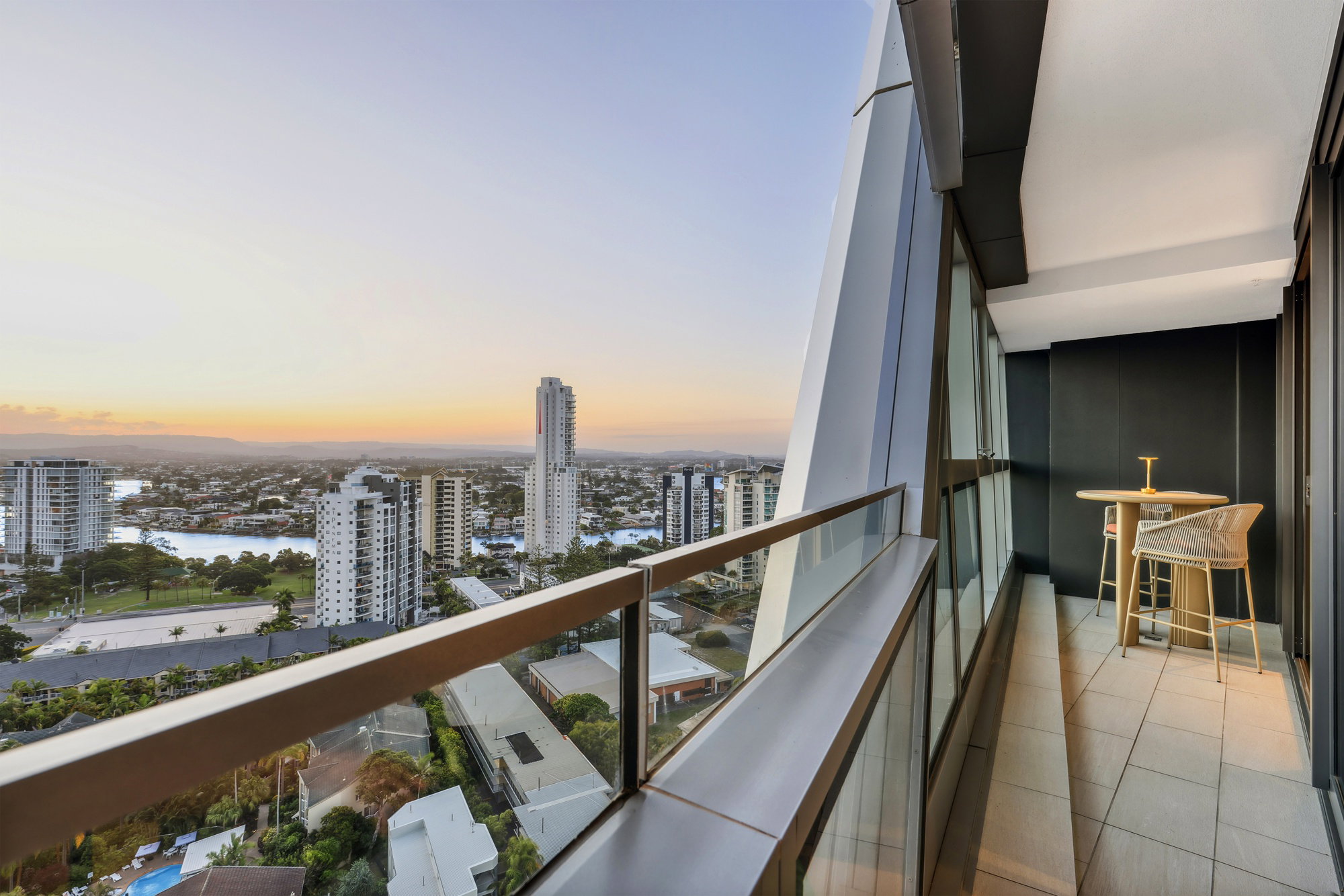 Furnished 2 Bedroom Apartment in Surfers Paradise