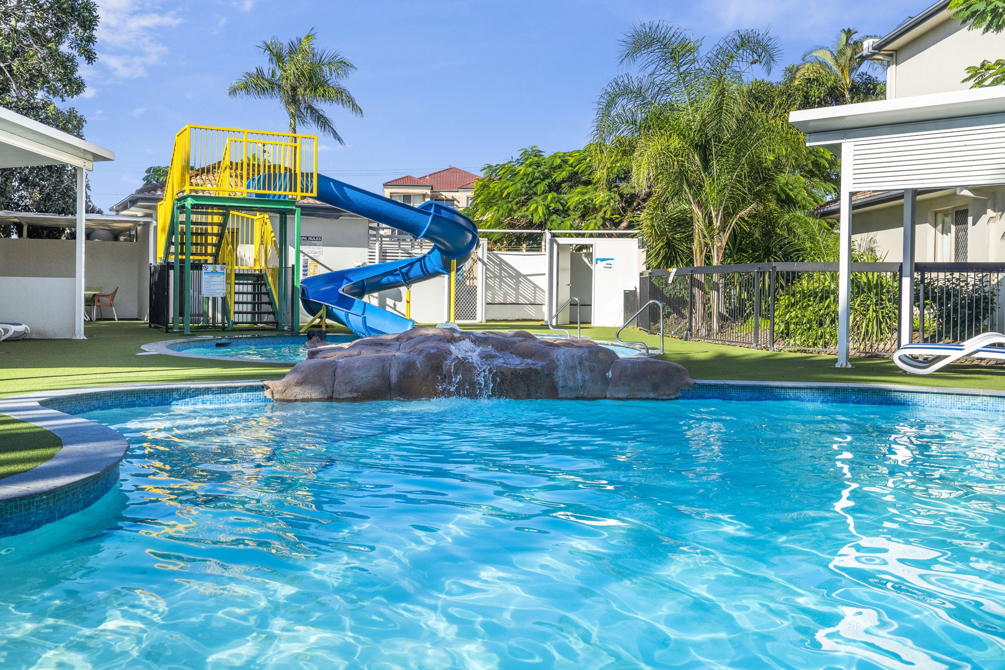 Furnished 2 Bedroom Apartment in Mermaid Beach