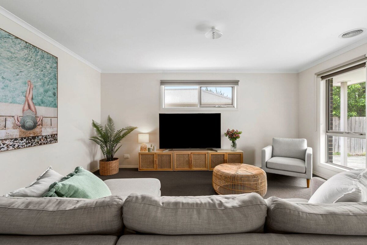 Furnished 3 Bedroom House in Geelong West