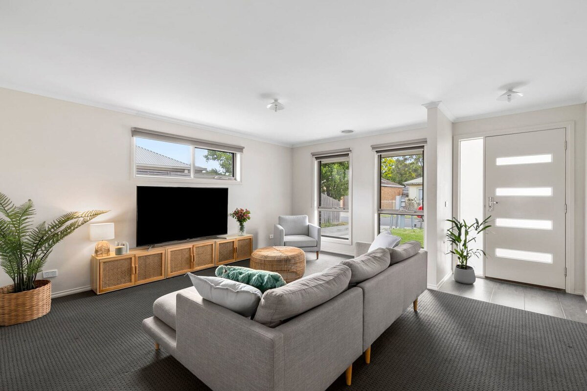 Furnished 3 Bedroom House in Geelong West