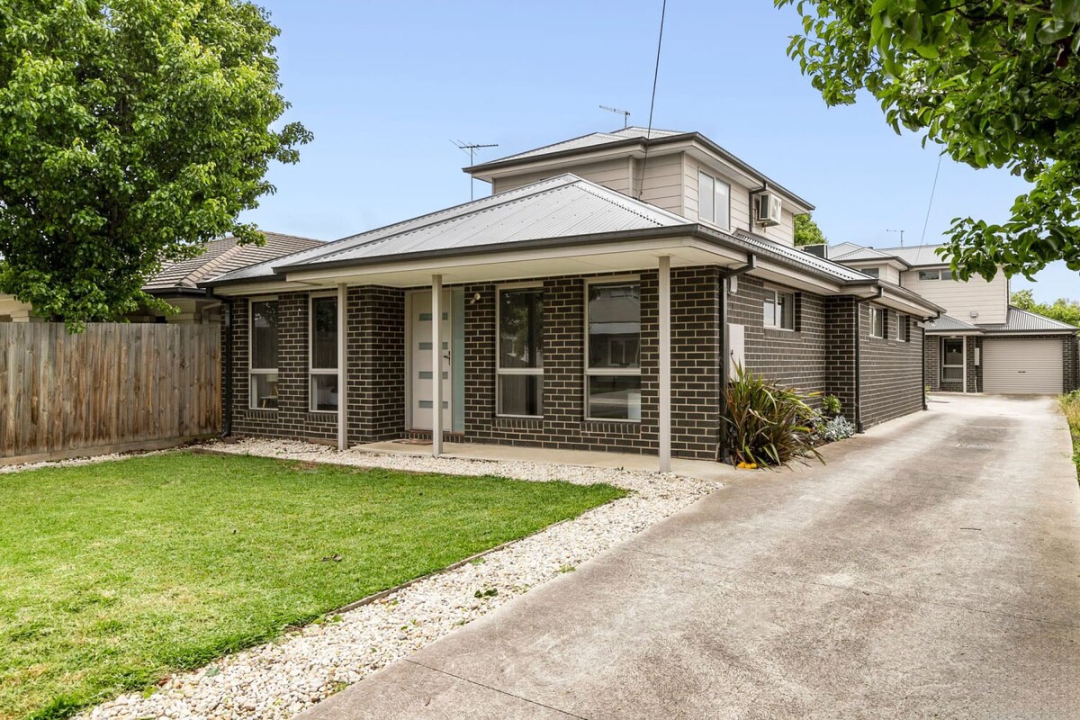 Furnished 3 Bedroom House in Geelong West